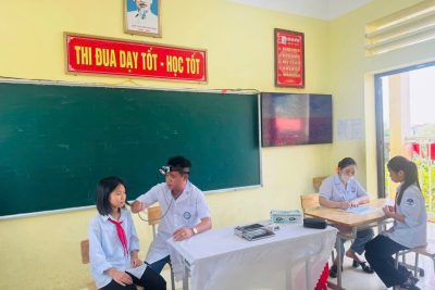 TRƯỜNG THCS KHÁNH PHÚ PHỐI HỢP VỚI TRẠM Y TẾ KHÁNH PHÚ, PHƯỜNG ĐÔNG HOA LƯ KHÁM SỨC KHOẺ CHO HỌC SINH